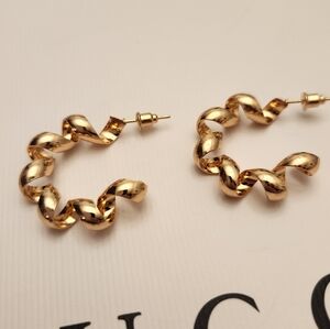🔷️ Gold Plated Curl Style Hoop Earrinfs 1" NWT